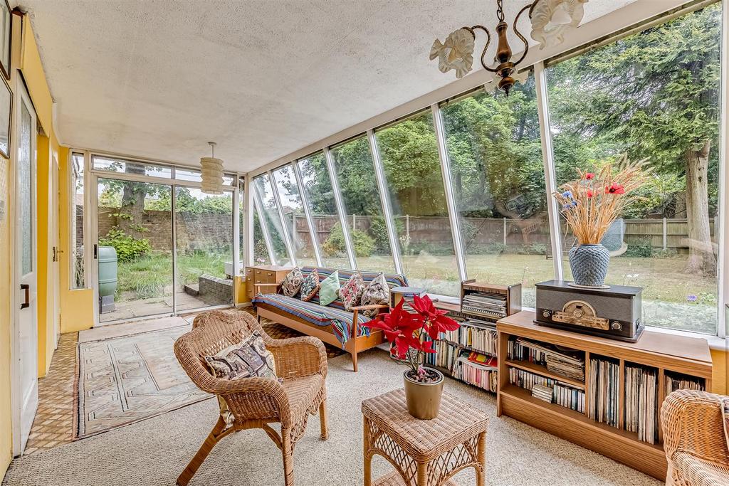 Wellesford Close, Banstead 3 bed end of terrace house £560,000