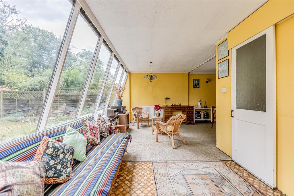 Wellesford Close, Banstead 3 bed end of terrace house £560,000