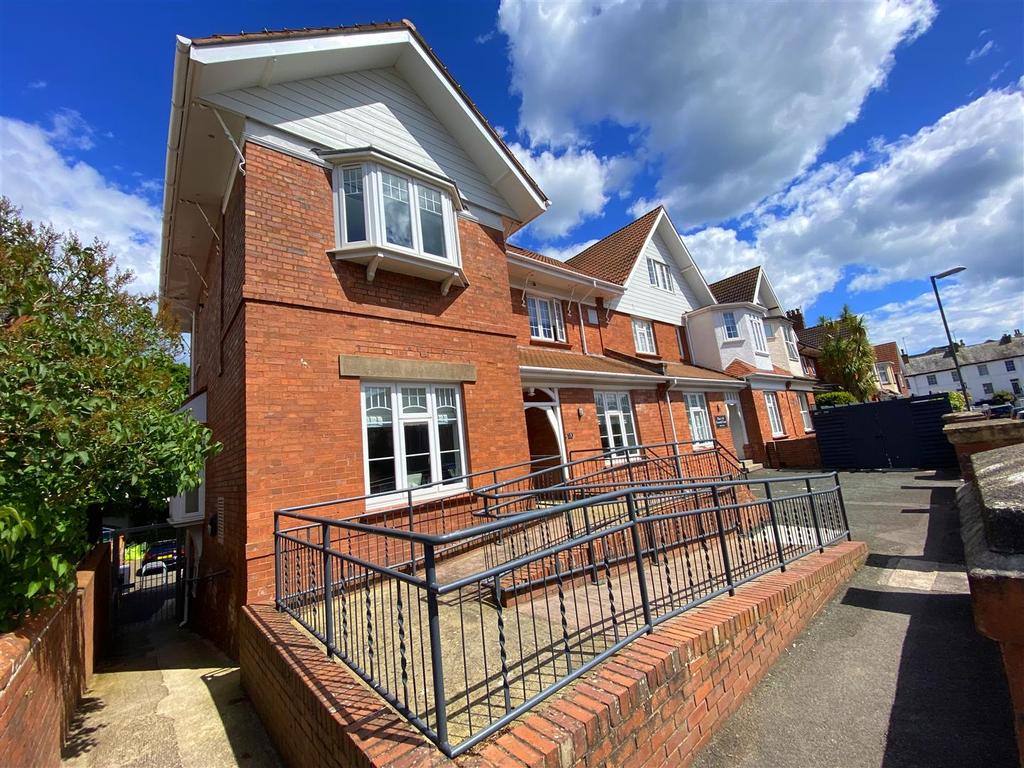 Midvale Road, Paignton 1 bed apartment £795 pcm (£183 pw)