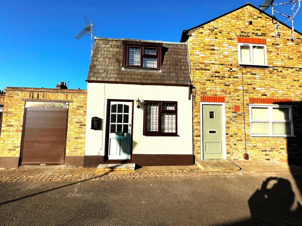 Browning Road, Bushwood, Leytonstone E11 1 bed mews £1,400 pcm (£323 pw)