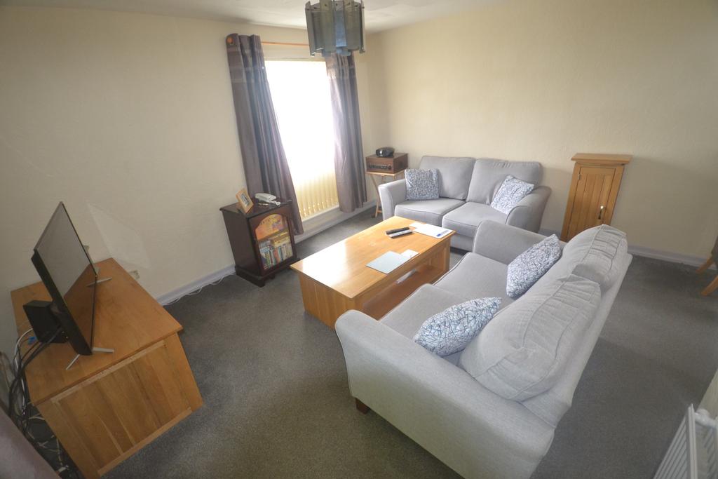 Oak Road, Cumbernauld G67 2 bed flat £57,500