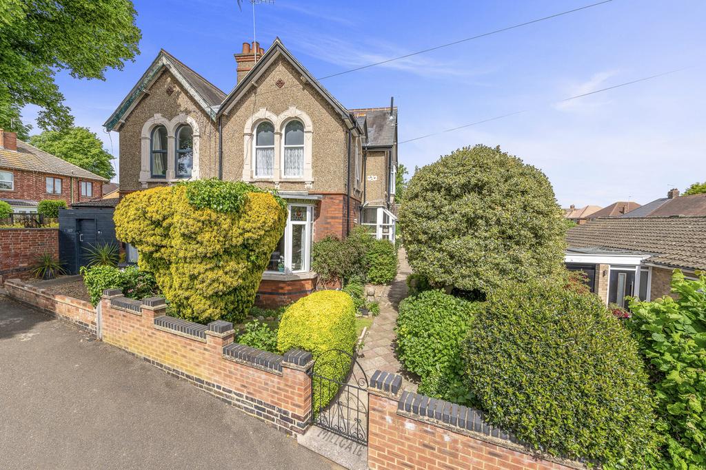 Bath Road, Kettering, NN16 3 bed semidetached house £340,000