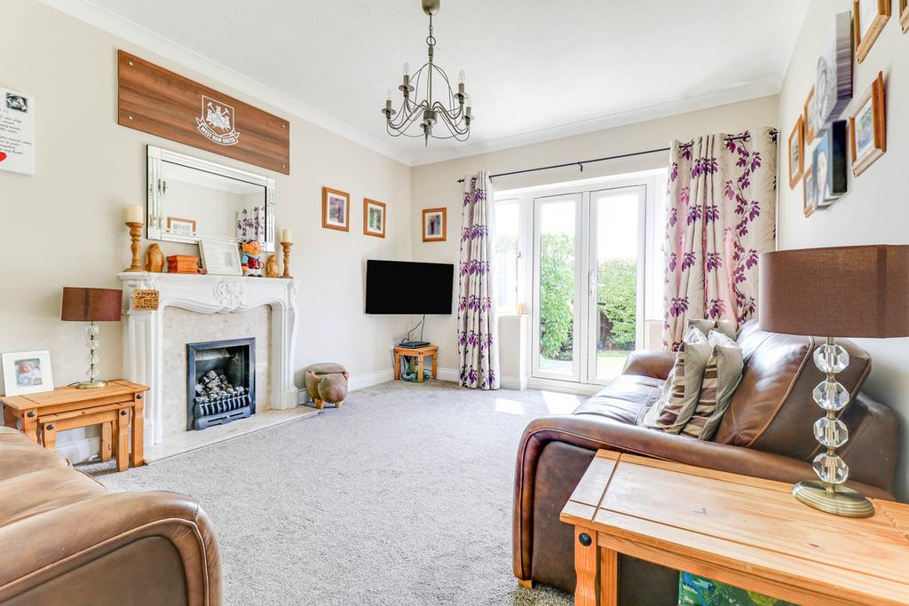 Elmhurst Avenue, Benfleet, SS7 3 bed detached house £475,000