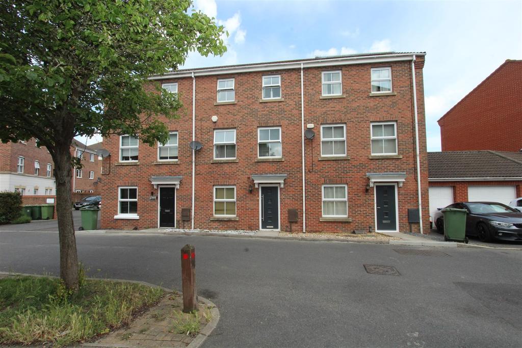 Amethyst Drive, Sittingbourne 3 bed townhouse £325,000