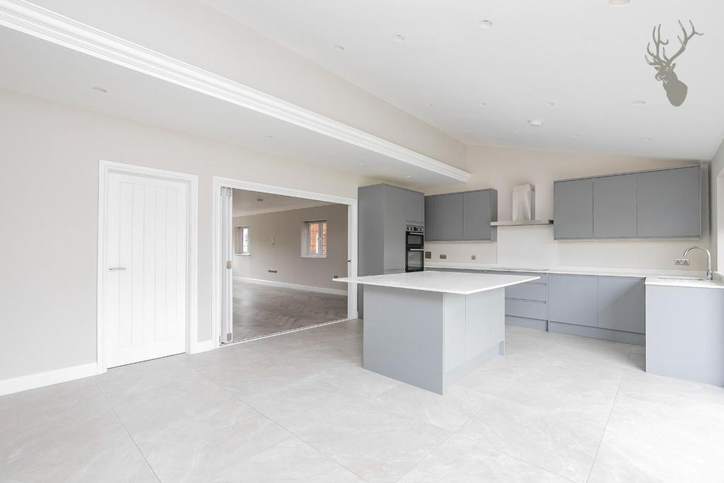 Farm Road, Rainham 4 bed house £2,300 pcm (£531 pw)