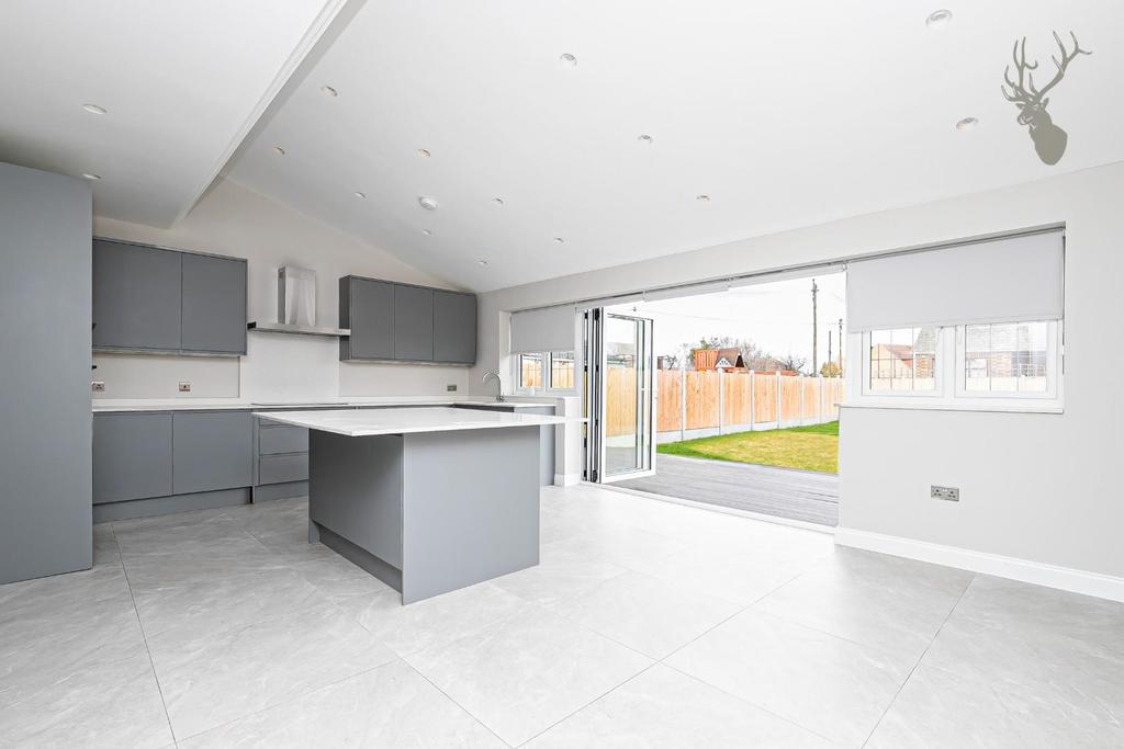 Farm Road, Rainham 4 bed house £2,300 pcm (£531 pw)