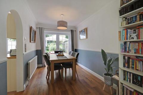 37 Oakfields, Guildford, GU3 3AS