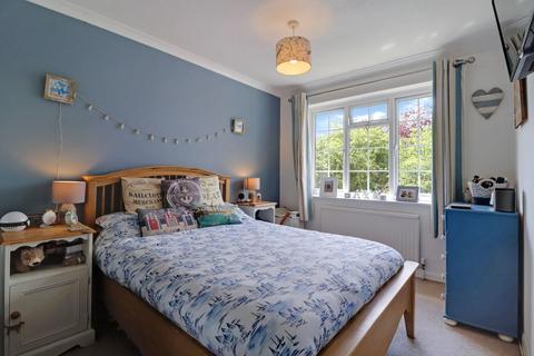 37 Oakfields, Guildford, GU3 3AS