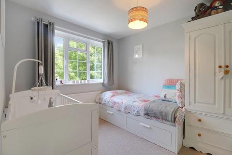 37 Oakfields, Guildford, GU3 3AS