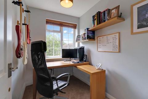 37 Oakfields, Guildford, GU3 3AS