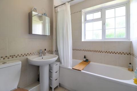 37 Oakfields, Guildford, GU3 3AS