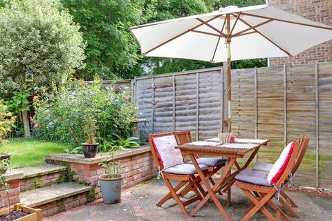 37 Oakfields, Guildford, GU3 3AS