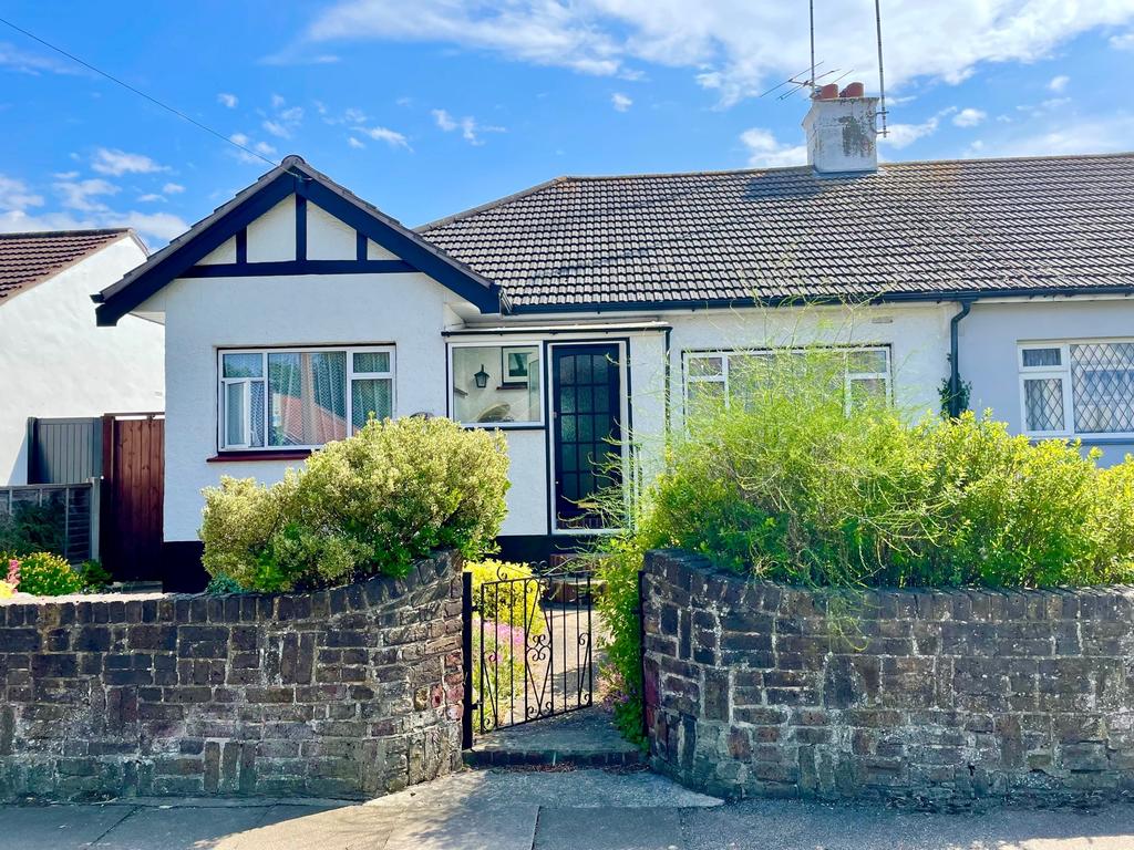 Manchester Drive, LeighonSea SS9 3 bed semidetached bungalow £375,000