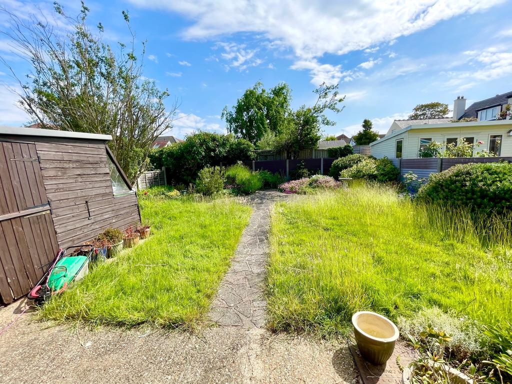 Manchester Drive, LeighonSea SS9 3 bed semidetached bungalow £375,000