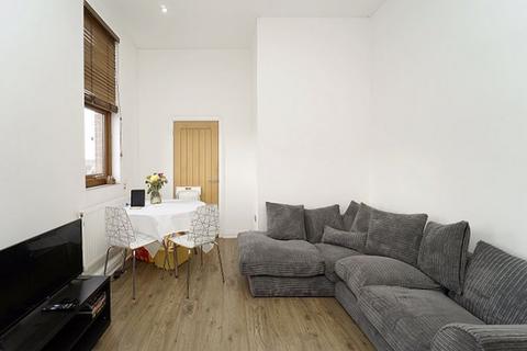 2 bedroom flat to rent, North Lane, Leeds