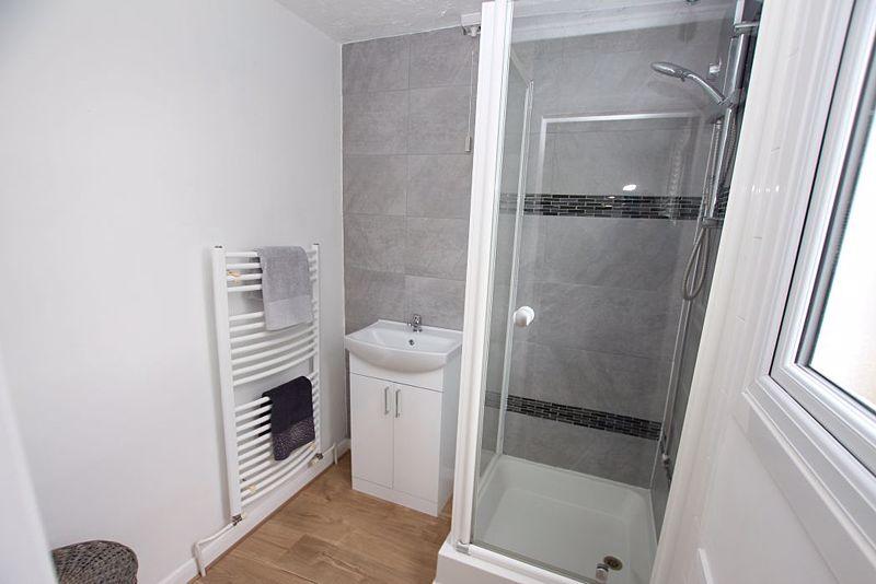 Ensuite to bed 1
