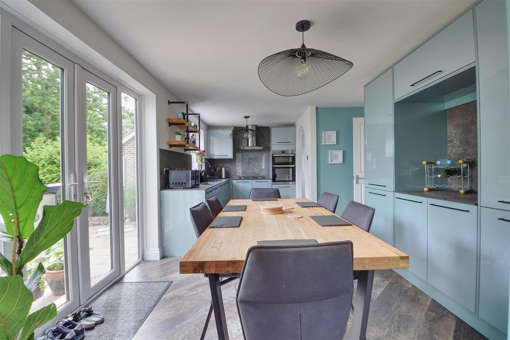 Beacon Hill, BexhillOnSea 4 bed detached house £524,000