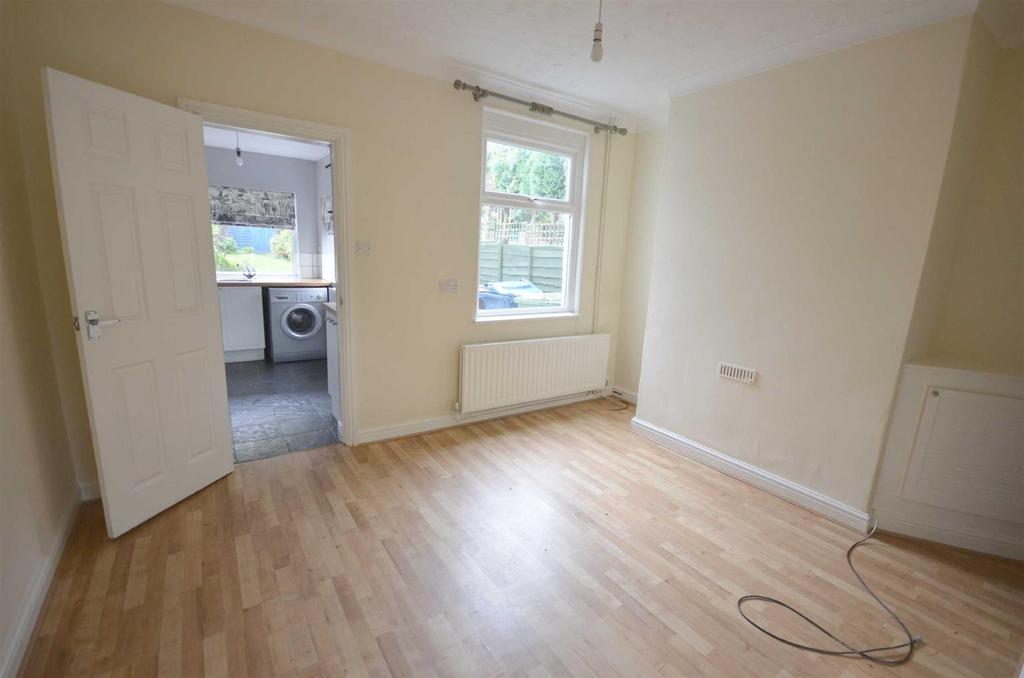 Albert Street, Stone 2 bed terraced house £625 pcm (£144 pw)