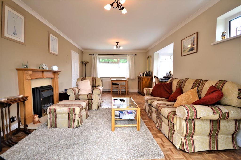 Green Lane, BurnhamonCrouch 3 bed detached house for sale £450,000