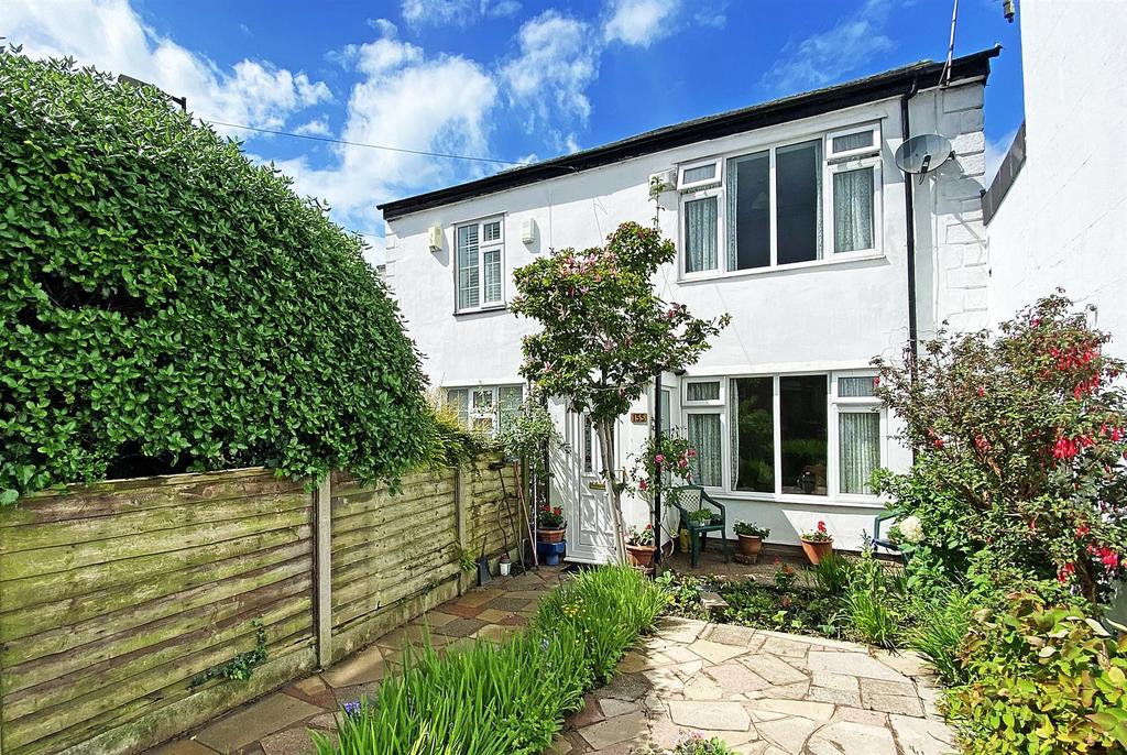 Bloomsbury Lane, TImperley 2 bed terraced house £325,000