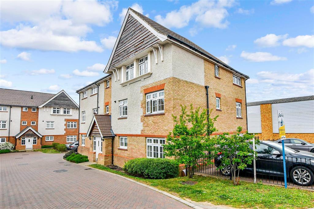 Albion Drive, Larkfield, Aylesford, Kent 2 bed ground floor flat £225,000