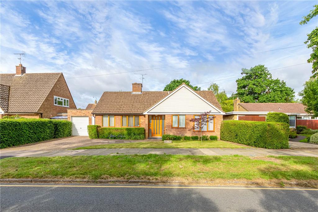 Turmore Dale, Welwyn Garden City... 3 bed bungalow £850,000