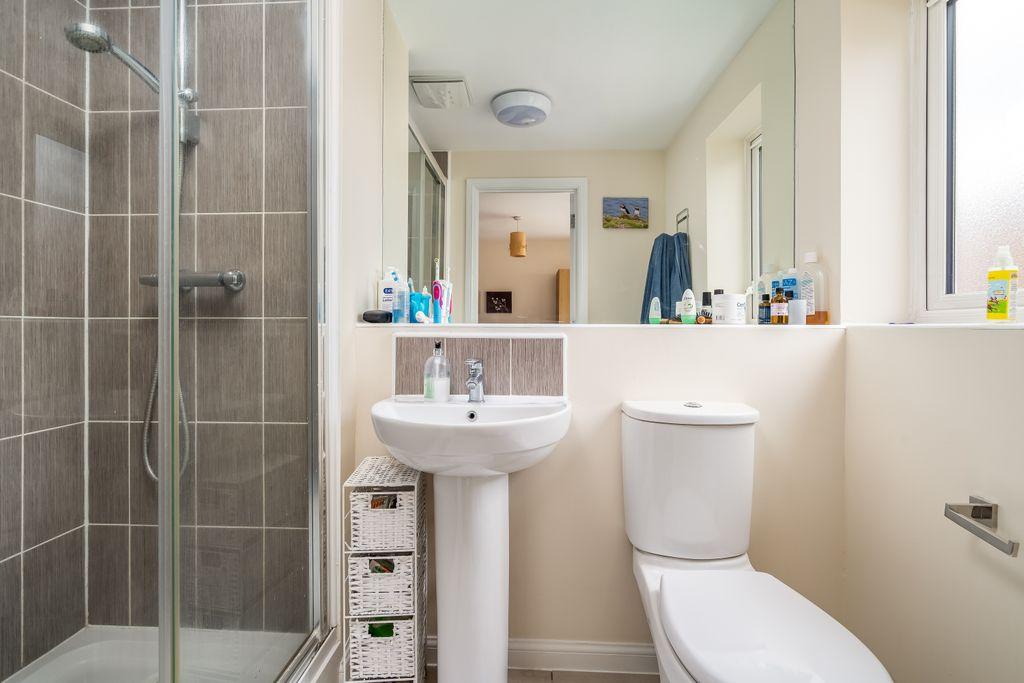 Ensuite to Bed 2