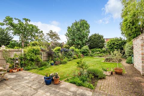 79 Holdenhurst Avenue, London, N12 0HY