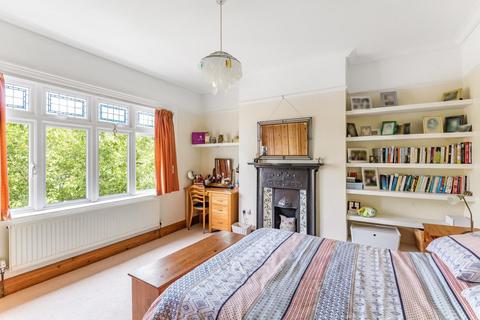 79 Holdenhurst Avenue, London, N12 0HY