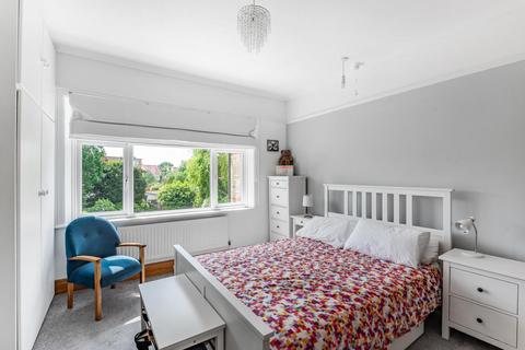 79 Holdenhurst Avenue, London, N12 0HY
