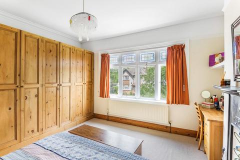 79 Holdenhurst Avenue, London, N12 0HY