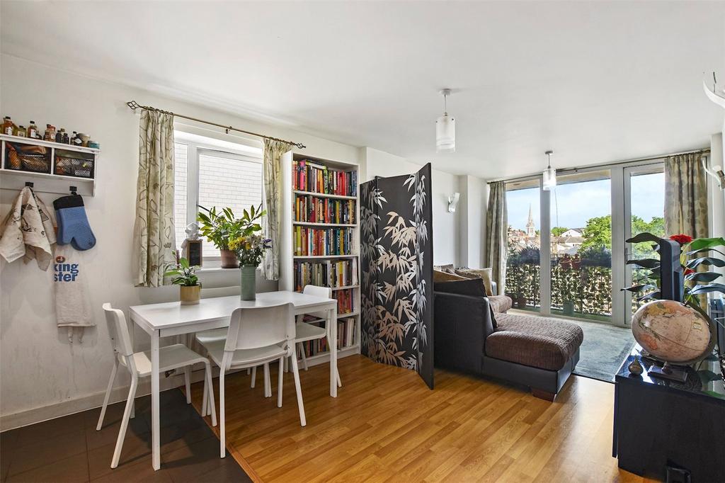 Redvers Road, London, N22 2 bed apartment £1,750 pcm (£404 pw)
