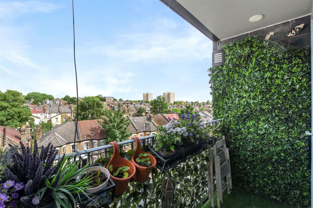 Redvers Road, London, N22 2 bed apartment £1,750 pcm (£404 pw)
