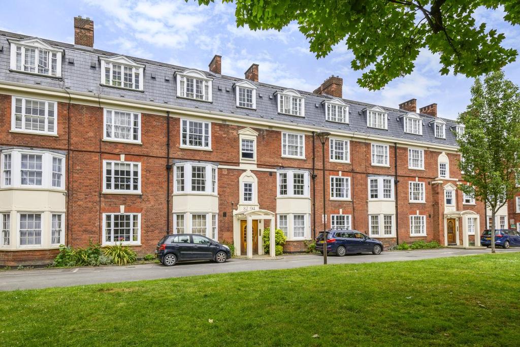 Upper Street, Islington 3 bed flat £700,000