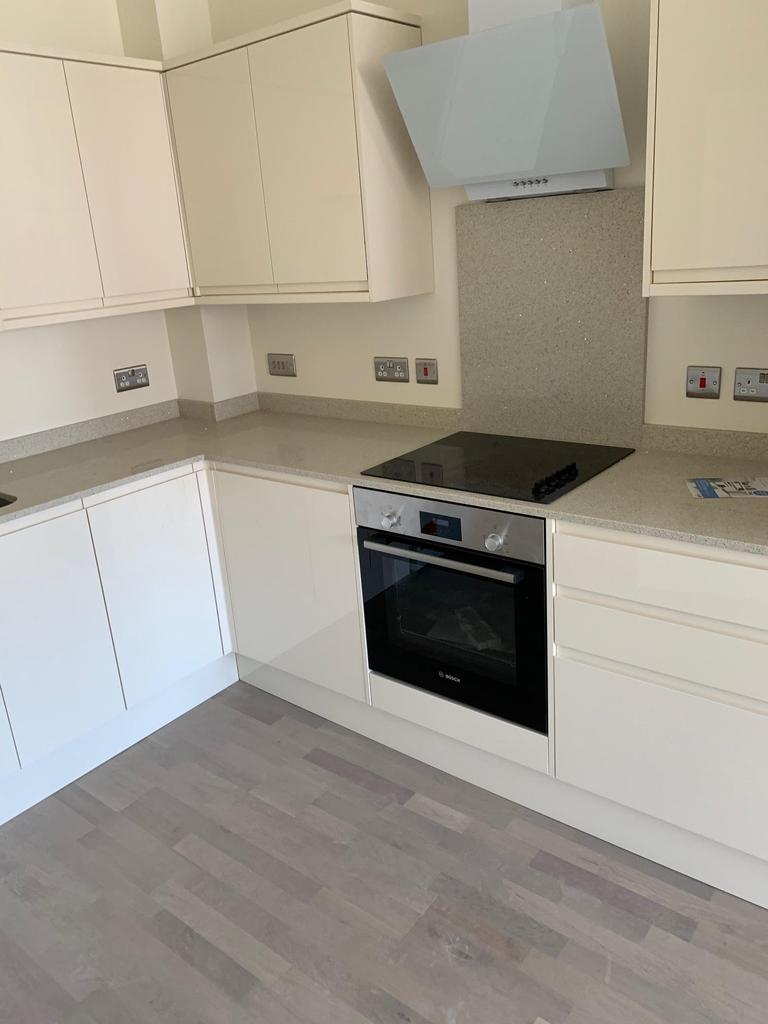 Cleeve Court, Leatherhead, Surrey, KT22 1 bed flat £1,150 pcm (£265 pw)