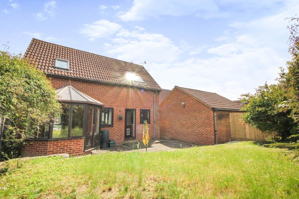 Downside Close, Blandford Forum... 3 bed detached house £995 pcm (£