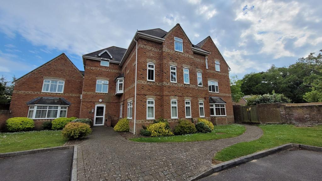 Paxton Road Fareham Unfurnished 2 bed apartment £875 pcm (£202 pw)