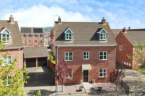 5 bedroom detached house to rent, Mildenhall Way, Gloucester, GL2