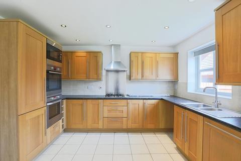 5 bedroom detached house to rent, Mildenhall Way, Gloucester, GL2