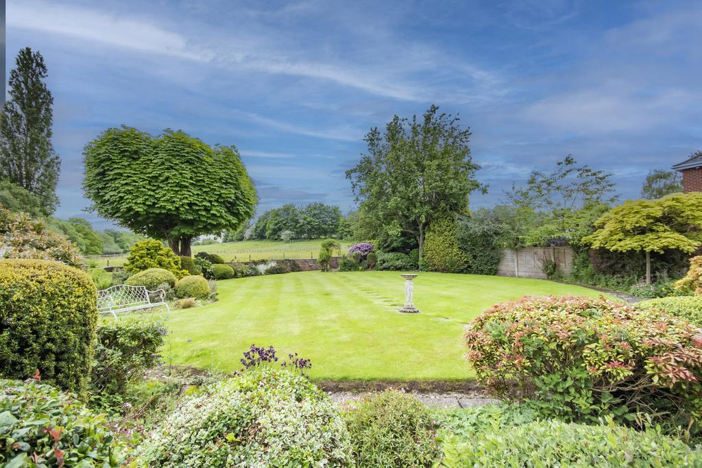 Manor Way, Halesowen, B62 4 bed detached house for sale £600,000