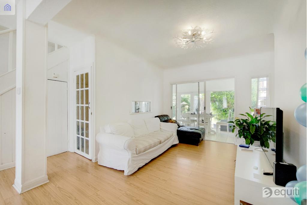 Spacious Semi-detached 4-Bed House FOR SALE!