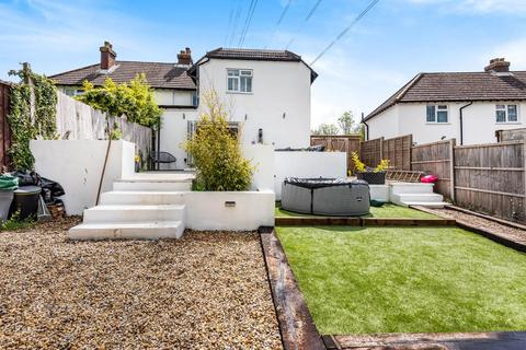 40 Leaves Green Road, Keston, BR2 6DF