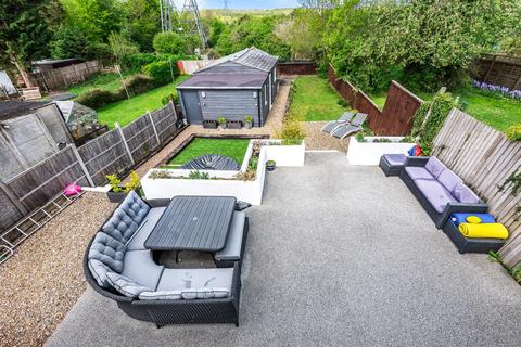 40 Leaves Green Road, Keston, BR2 6DF