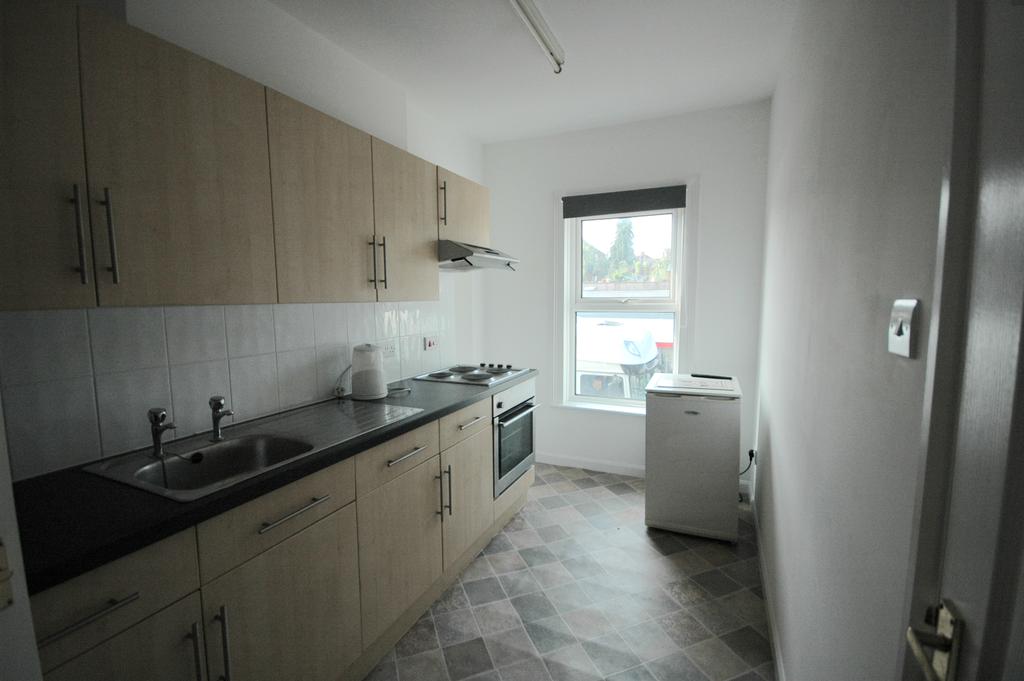 High Street, Raunds, Wellingborough... 2 bed apartment £595 pcm (£137 pw)