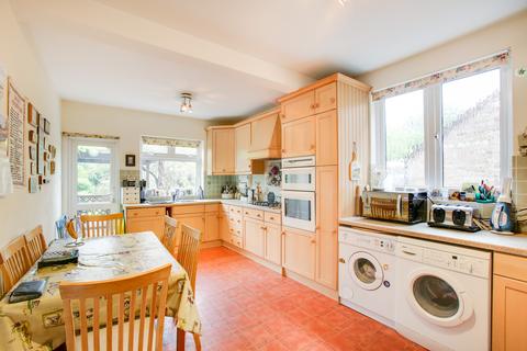 56 Lynton Road, London, W3 9HW