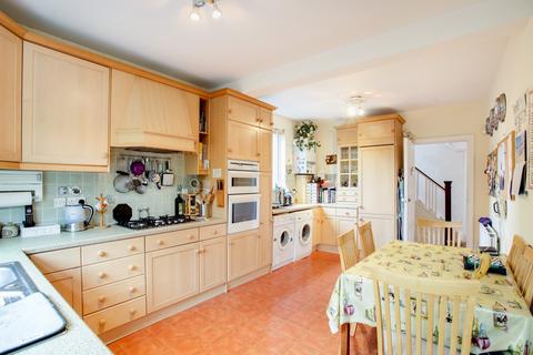 56 Lynton Road, London, W3 9HW