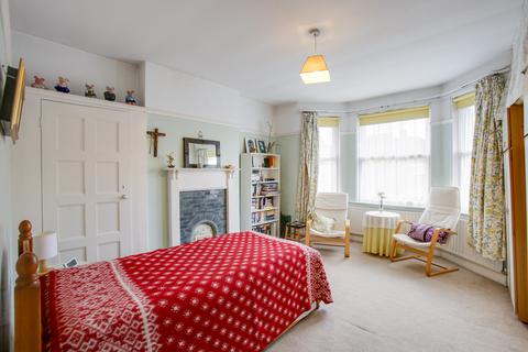 56 Lynton Road, London, W3 9HW