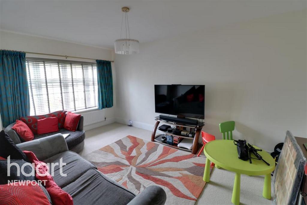 Monmouth Castle Drive 4 bed detached house £1,500 pcm (£346 pw)