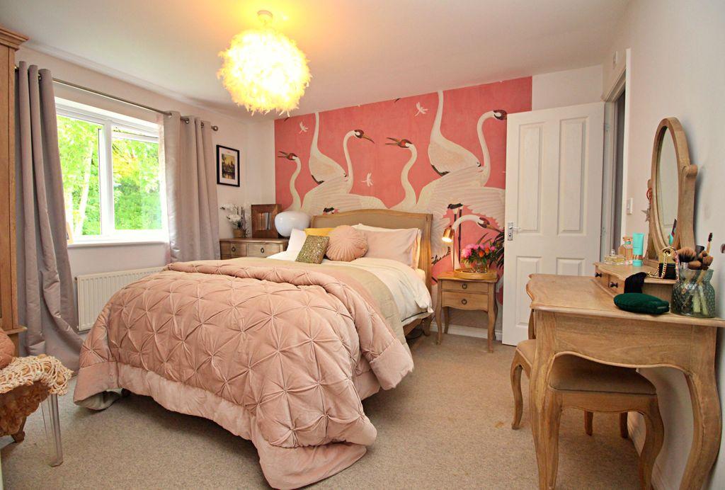 Master Bedroom With En-Suite Shower