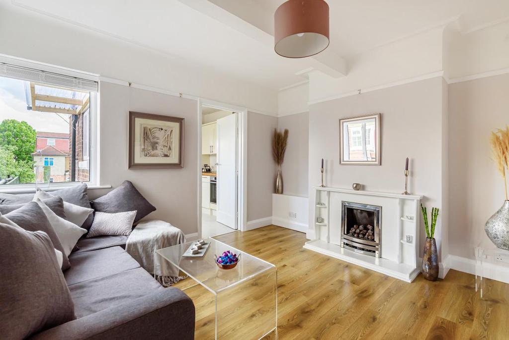 Grafton Road, Acton 2 bed flat for sale £450,000